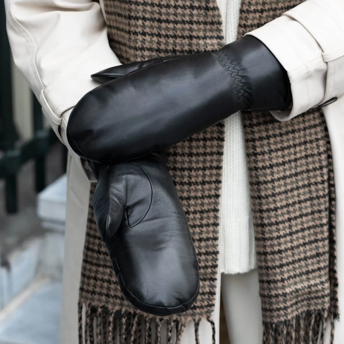 Mia – stylish leather mittens with luxurious lambswool lining & touchscreen feature